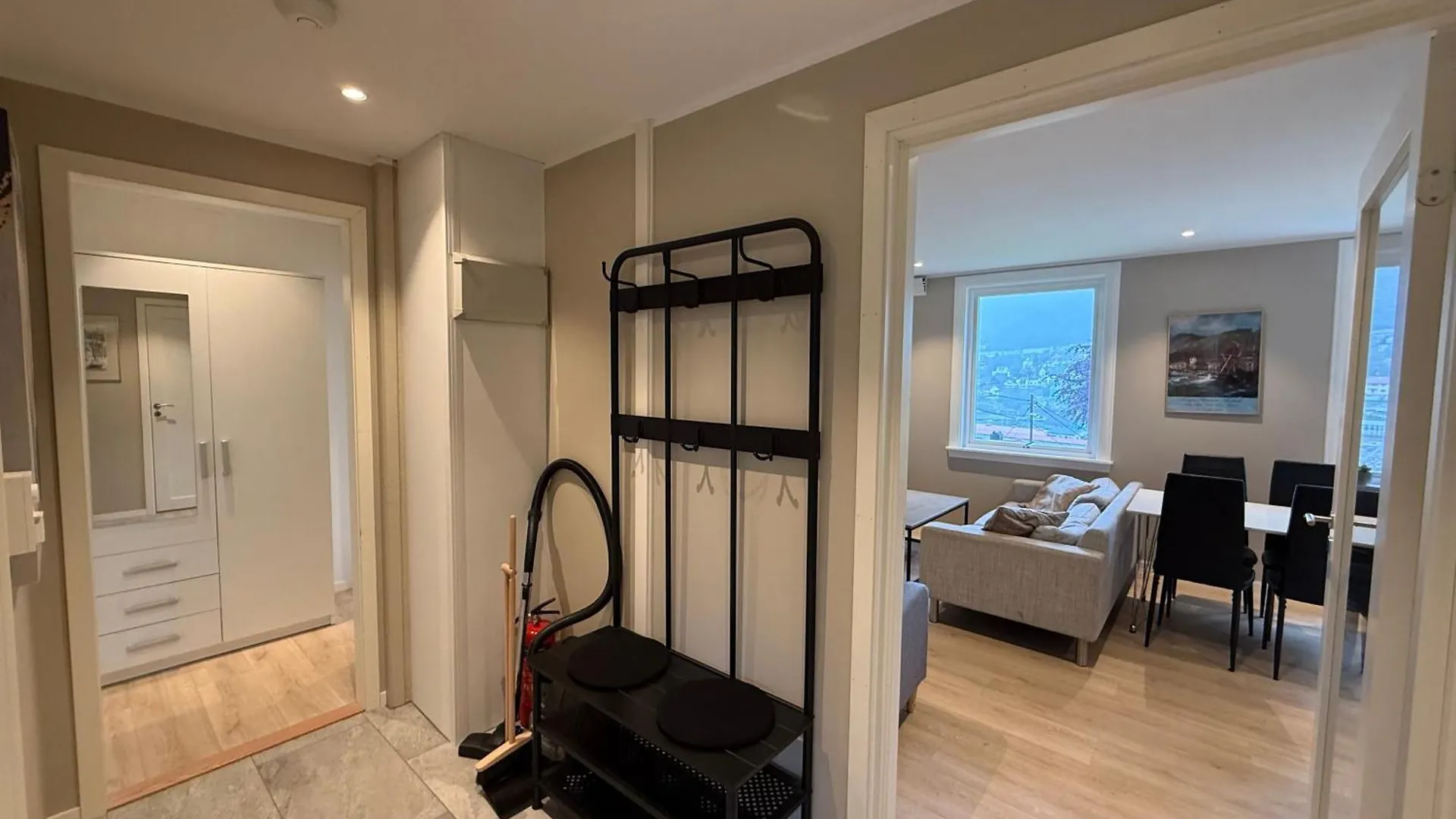ברגן Modern Apartment With Free Parking